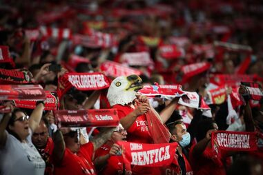 Adeptos nas bancadas do Estádio da Luz