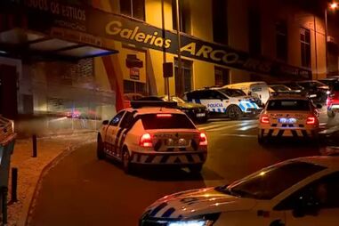 Polícia fiscaliza bar que funcionava fora de horas e com mais pessoas do que o permitido