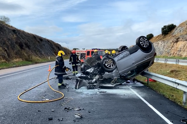 Dois feridos graves em capotamento de viatura na A6