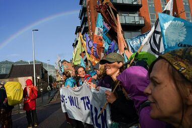 Centenas de ativistas concentram-se em Glasgow para pressionar os líderes mundiais a agir