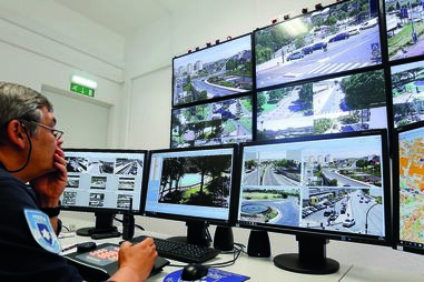 Sala de controlo da videovigilância do concelho da Amadora. São 103 câmaras, um dos maiores sistemas a funcionar no País