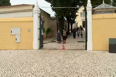Chuva afasta famílias do cemitério de Benfica em véspera do dia de Todos os Santos