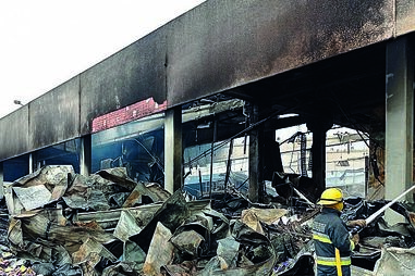 Pavilhão ficou destruído 