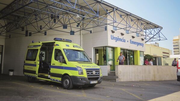 Vítima de acidente morre após quatro horas sem vigilância médica na urgência de Faro