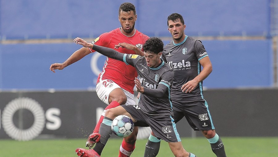 Nuno Moreira, do Vizela, ganha posição e protege a bola, disputada por Luiz Phellype 