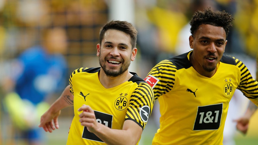 Raphael Guerreiro (E), do Borussia Dortmund, celebra com Donyell Malen (D) após marcar golo no jogo frente ao Augsburgo