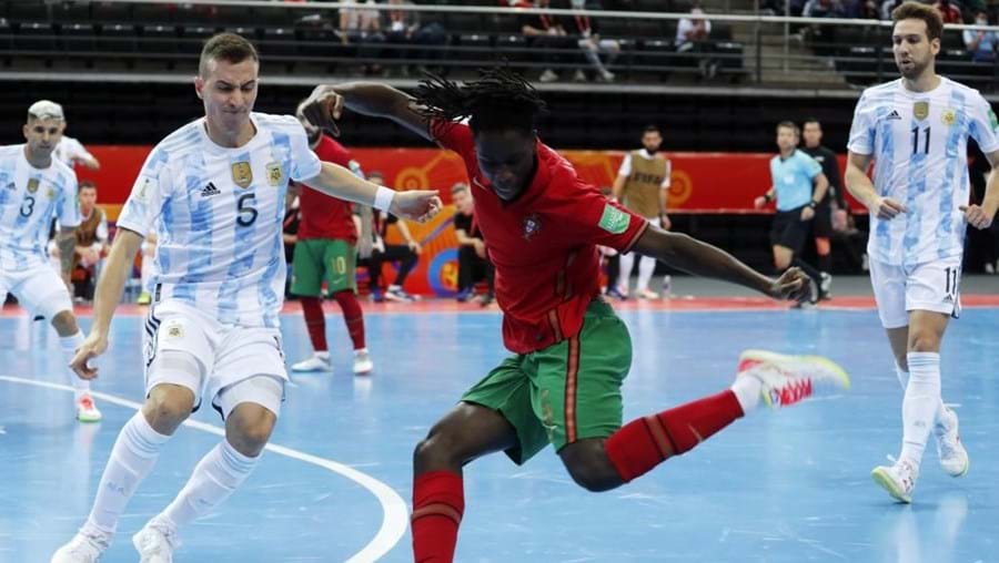 Zicky, da seleção portuguesa, em ação durante a final do Mundial de Futsal contra a Argentina 