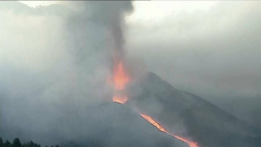 Vulcão de La Palma já destruiu perto de 1000 edifícios