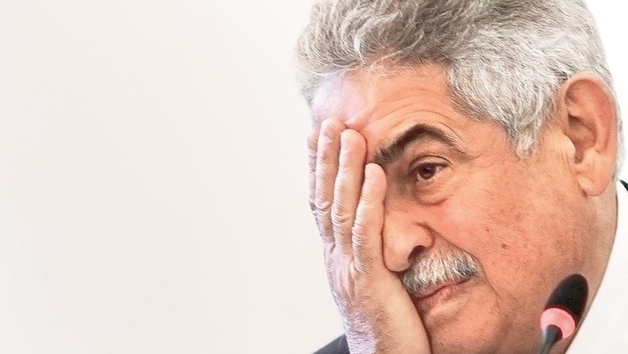 Ex-presidente do Benfica quer retomar a vida normal e pede que lhe seja devolvido o passaporte e que possa contactar com dirigentes do clube da Luz
