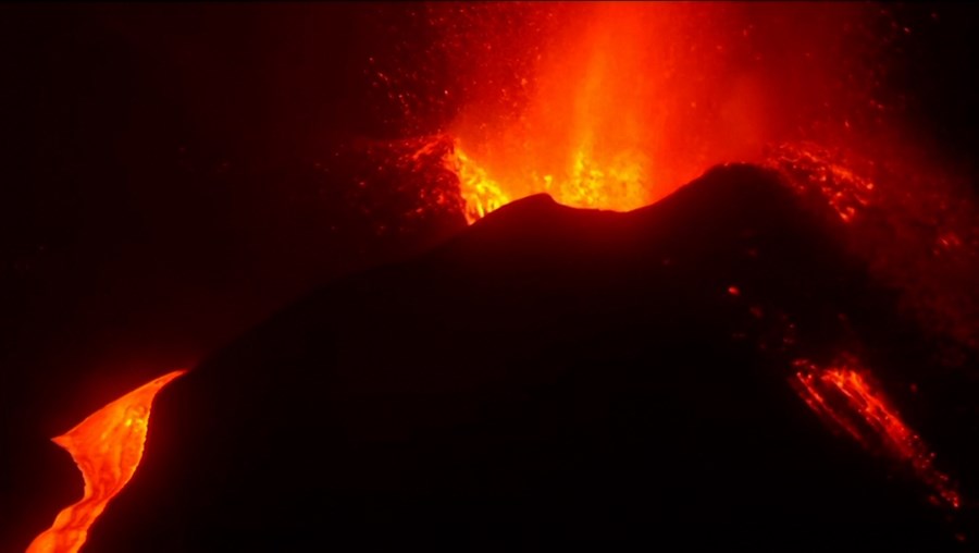 Vulcão de La Palma continua em erupção com novas torrentes de lava