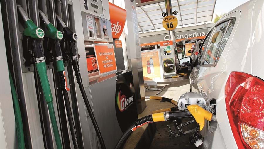 Escalada nos preços dos combustíveis levou Governo a avançar com medida que reduz o valor do ISP até final de janeiro do próximo ano