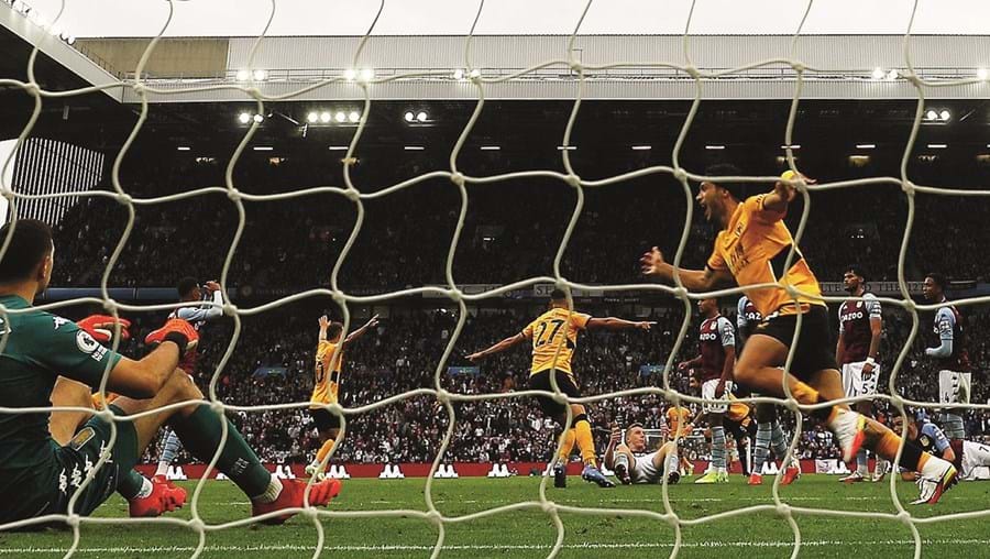 Festa do Wolverhampton após a marcação do terceiro golo (o da vitória), por Rúben Neves, aos 90’+5 minutos 