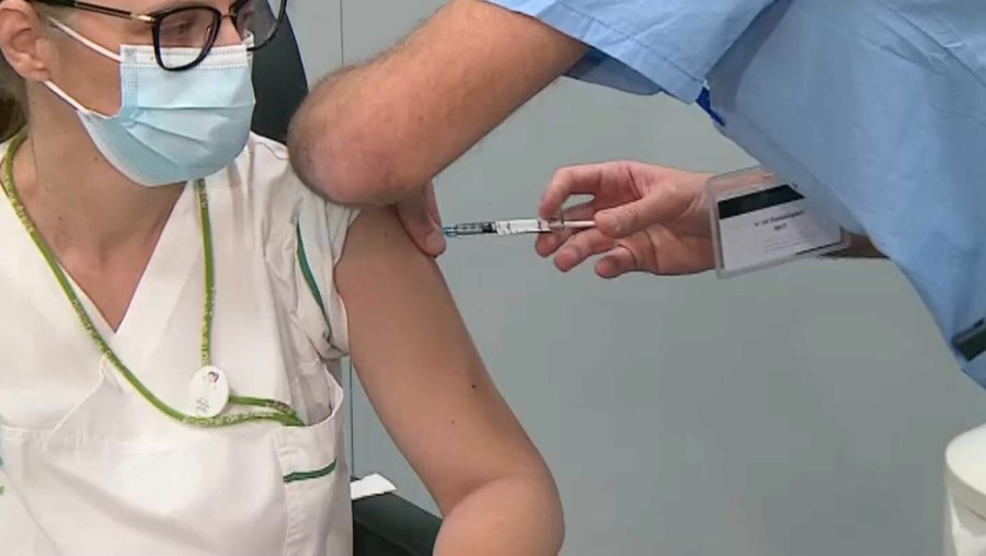 Vacinação simultânea contra gripe e novo coronavírus arranca hoje