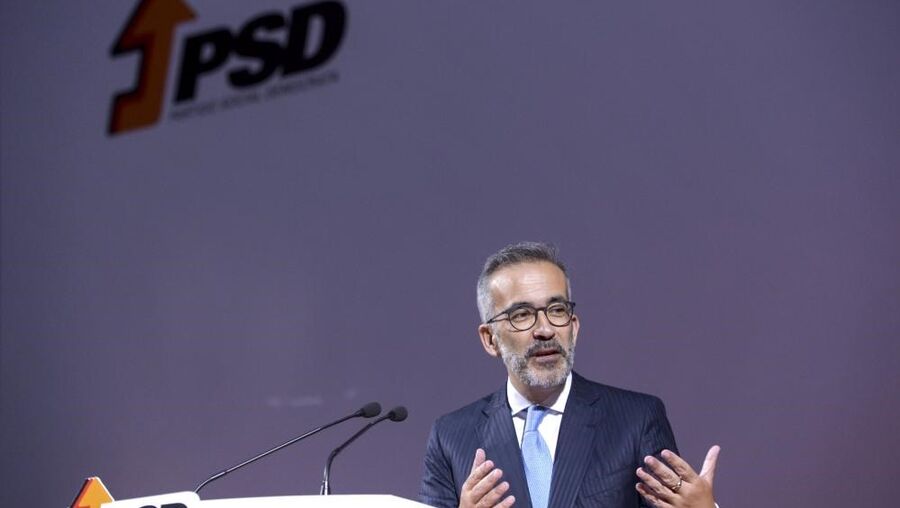 O candidato à liderança do Partido Social Democarata (PSD), Paulo Rangel, intervém durante um encontro com militantes e simpatizantes no Palácio da Bolsa, Porto, 24 de outubro de 2021
