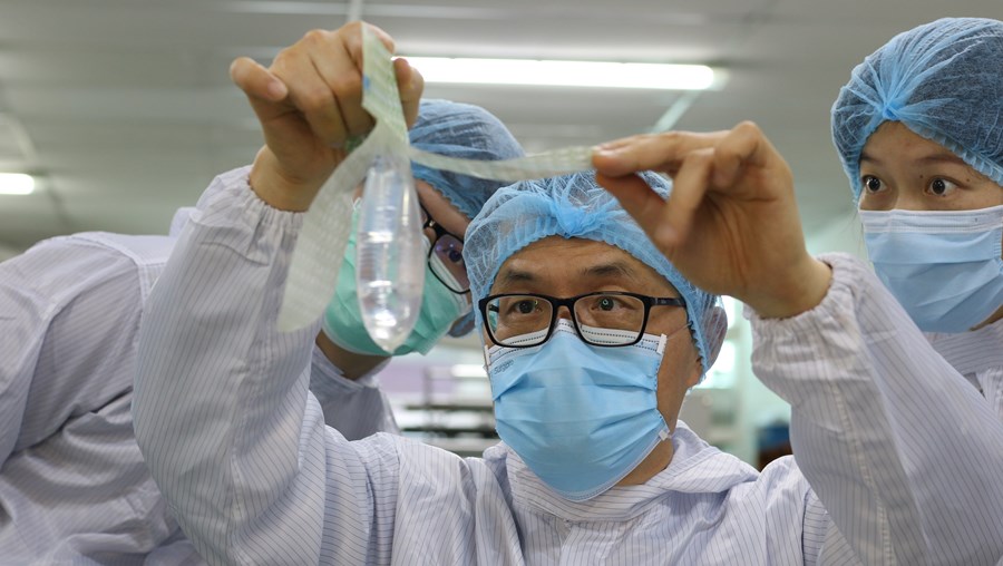 Primeiro preservativo unissexo, inventado pelo ginecologista malaio John Tang Ing Chinh