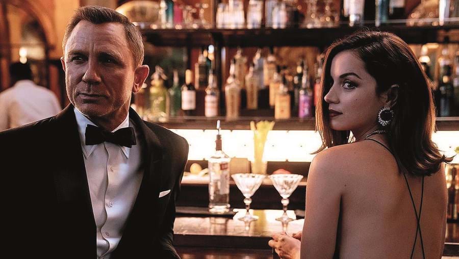 Daniel Craig e Ana de Armas em ‘007: Sem Tempo para Morrer’, que já rendeu 455 milhões de euros a nível global