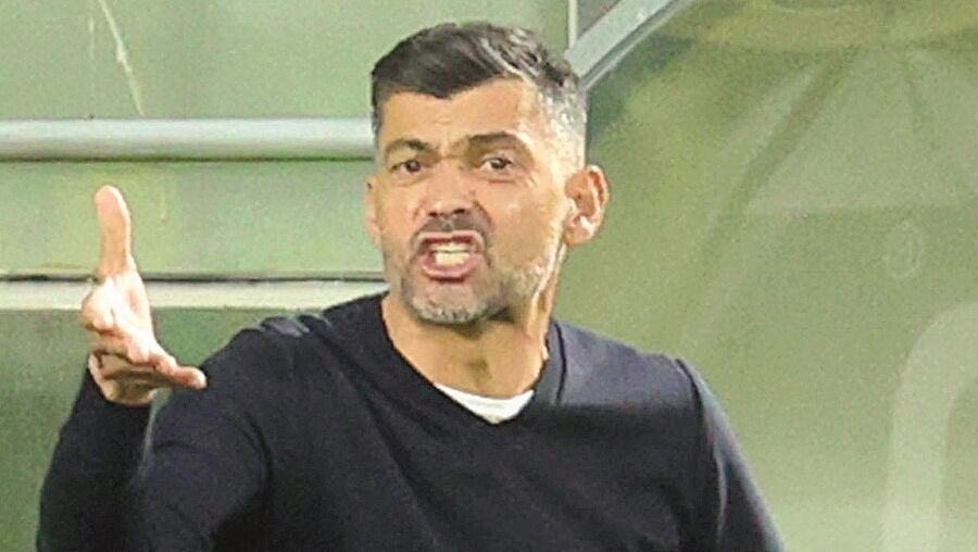 Sérgio  Conceição defende que os árbitros também podem achar que um técnico é “burro” ao “fazer mal uma substituição”   