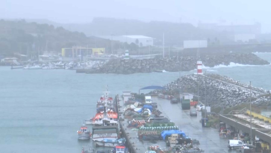 Porto de pesca de Sines praticamente parado devido ao mau tempo		