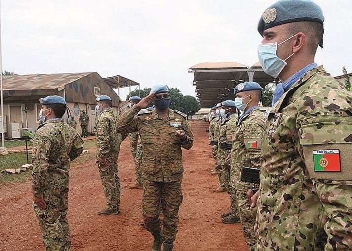 Traoré durante uma visita à força portuguesa na sua base em Bangui, RCA 