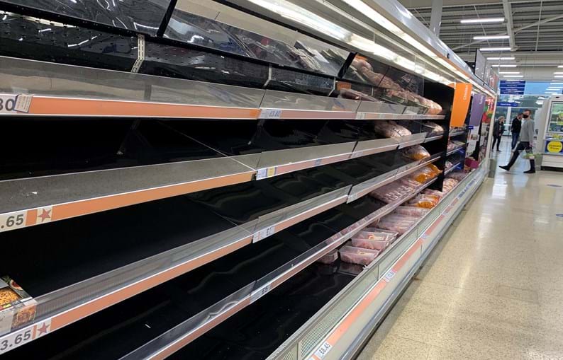 Prateleiras dos supermercados denunciam cada vez mais a escassez dos bens de primeira necessidade. 