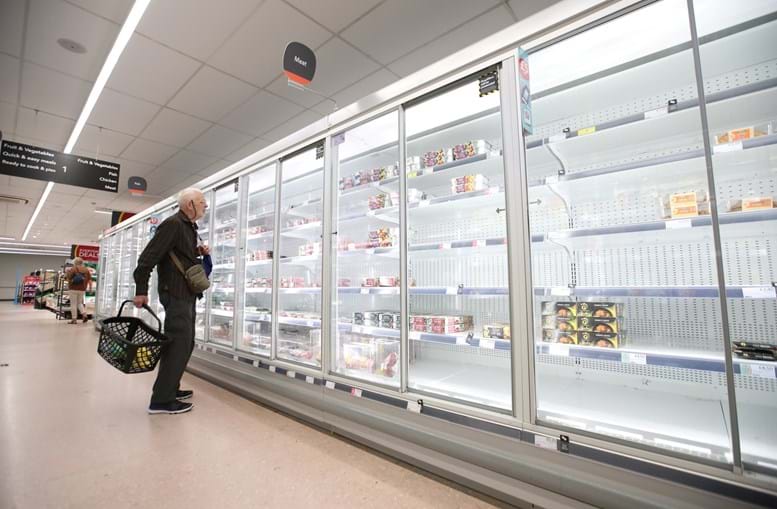 Prateleiras dos supermercados denunciam cada vez mais a escassez dos bens de primeira necessidade. 