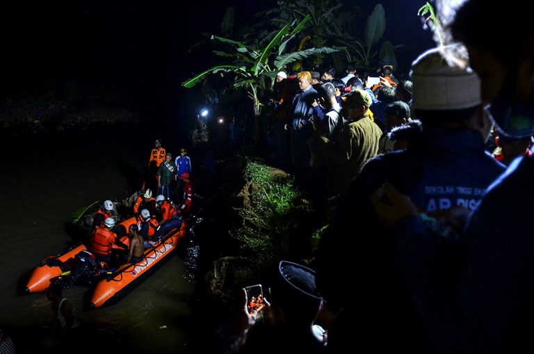 Onze estudantes morrem afogados durante visita de estudo em rio da Indonésia	