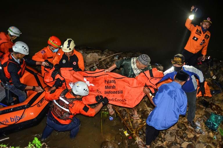 Onze estudantes morrem afogados durante visita de estudo em rio da Indonésia	