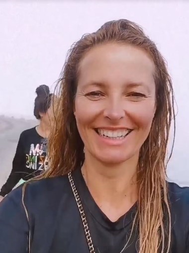 Cristina Ferreira mostra-se sem maquilhagem e cabelo ao natural após mergulho na Ericeira