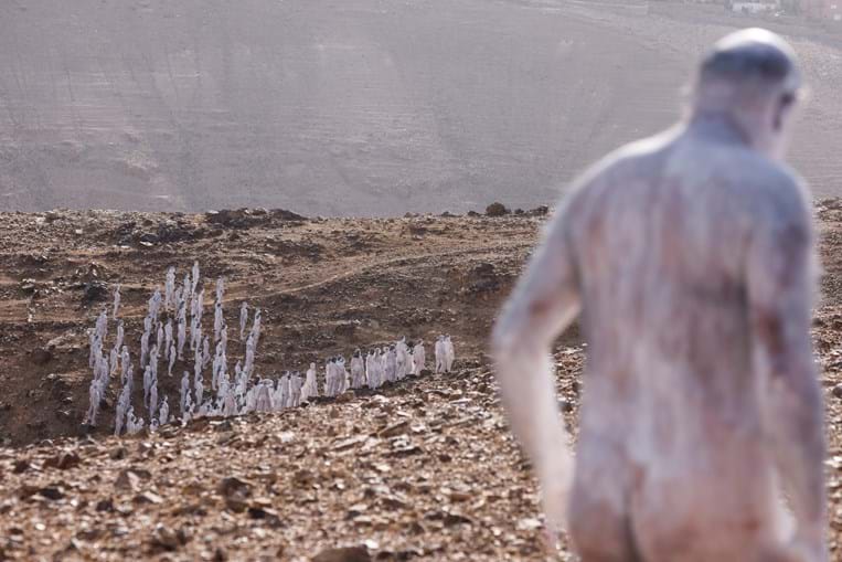 Duzentas pessoas despiram-se no deserto do Mar Morto para fotografias de Spencer Tunick