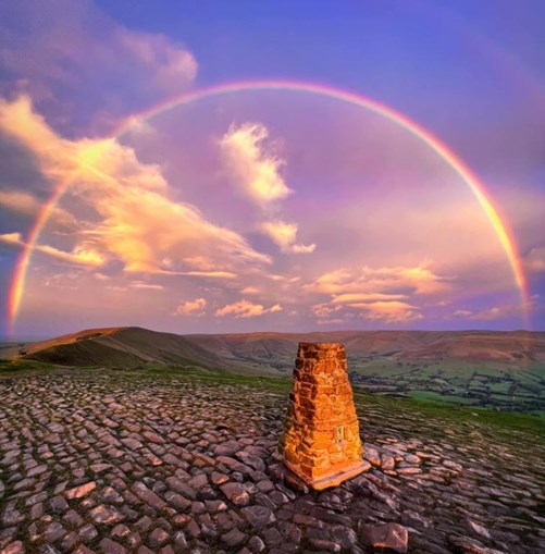 Arco-íris duplo é visto no céu da Inglaterra no dia da morte da