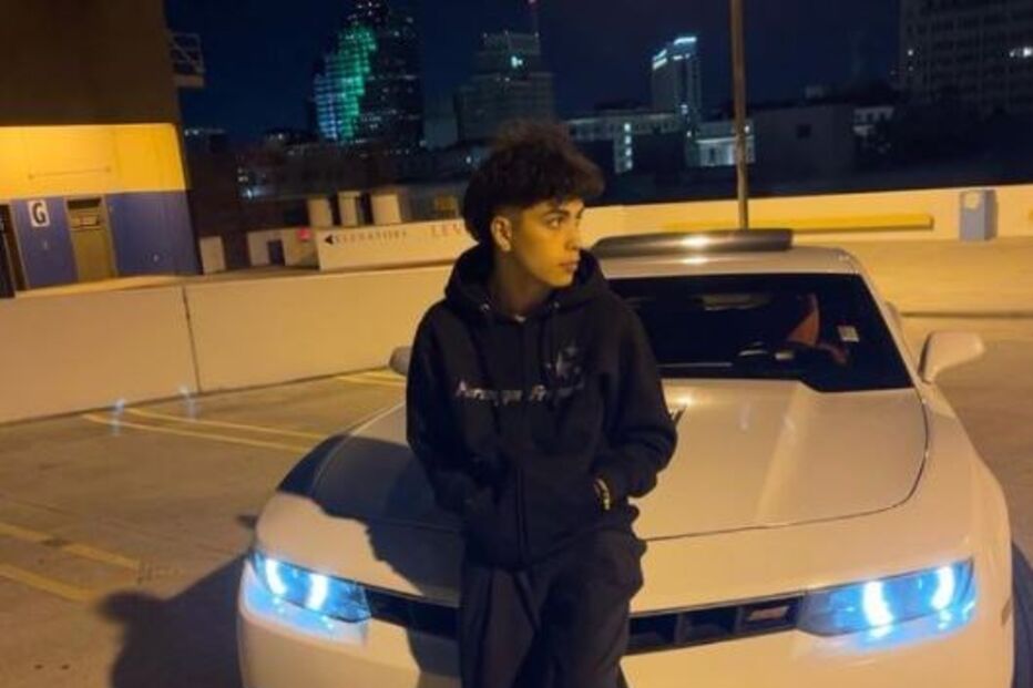 Gabriel Salazar com o carro que conduzia no momento do acidente.