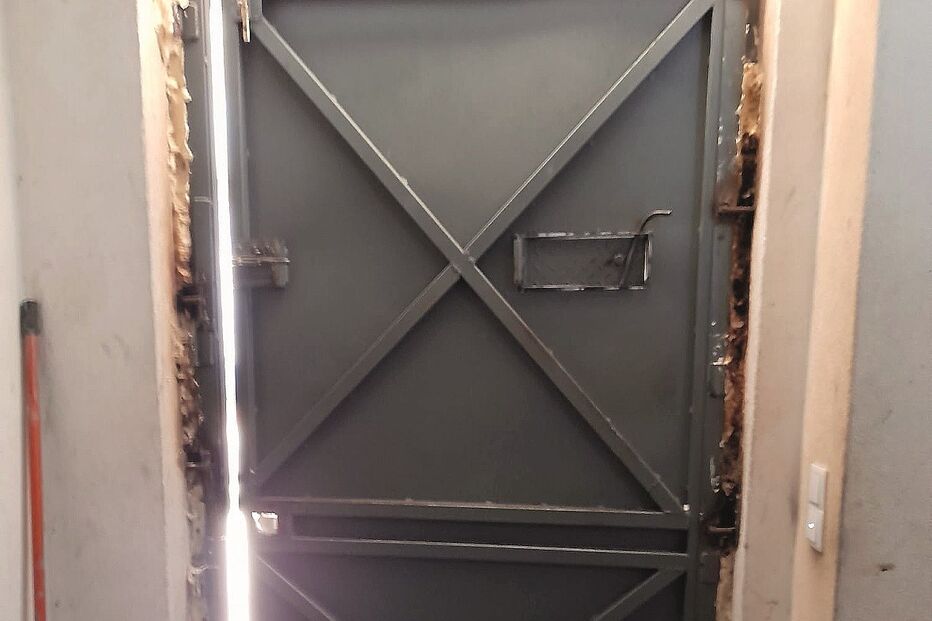 Porta blindada colocada pelos traficantes na entrada do prédio das Olaias