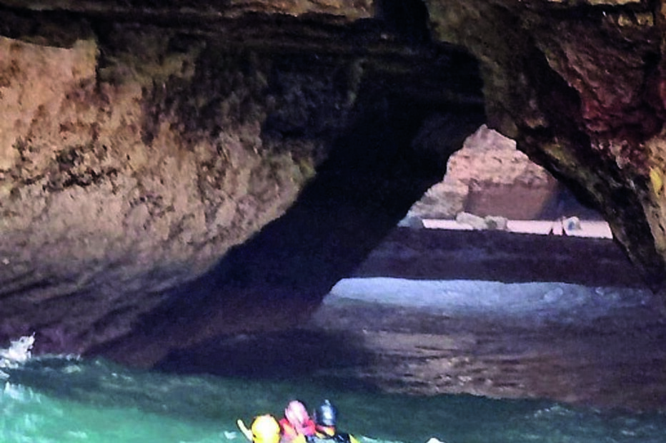 Banhista foi retirado de gruta 