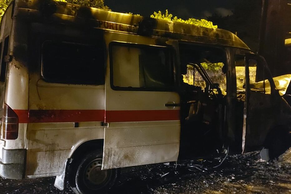 Carrinha de transporte de doentes incendeia-se em Sintra