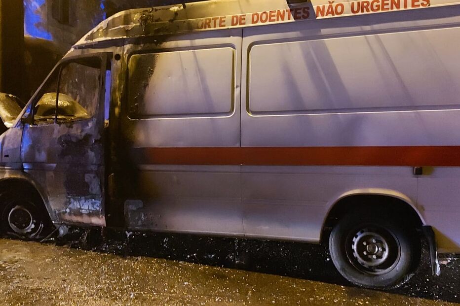 Carrinha de transporte de doentes incendeia-se em Sintra