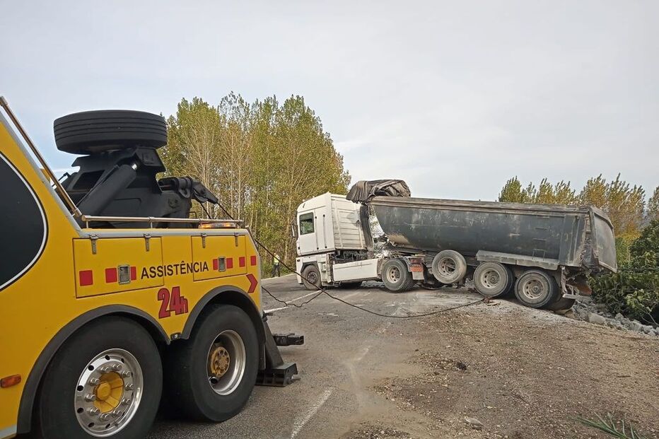 Despiste de camião condiciona trânsito na EN234 na Mealhada 