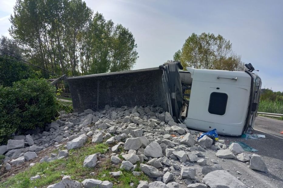 Despiste de camião condiciona trânsito na EN234 na Mealhada 