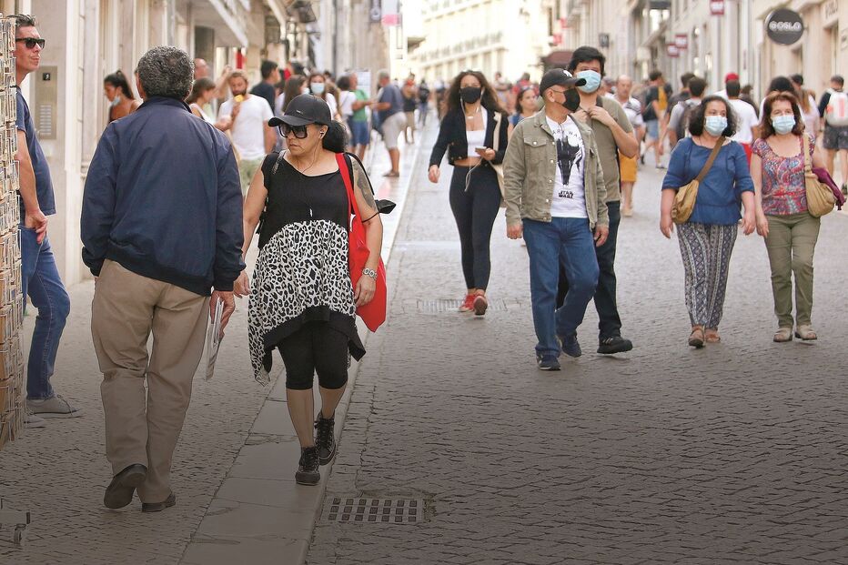 Máscaras resistem no dia da libertação 