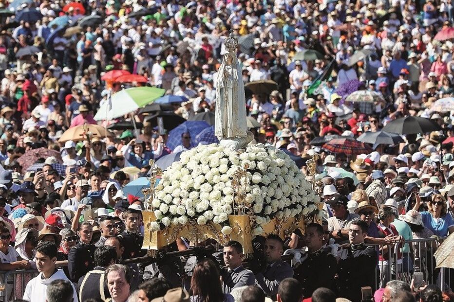 Procissão do Adeus é o momento alto das peregrinações aniversárias, quando a imagem de Nossa Senhora de Fátima regressa à Capelinha das Aparições 