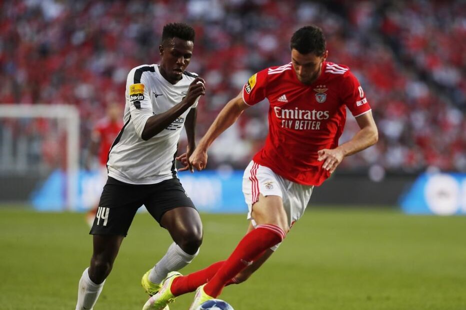Roman Yaremchuk (E), do Benfica em ação contra Pedrão  (D), do Portimonense