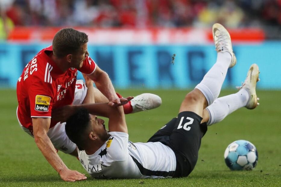 Jan Vertonghen (E), do Benfica em ação contra Pedro Sá (D), do Portimonense