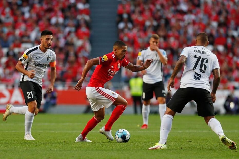 Gilberto (C), do Benfica, em ação no jogo frente ao Portimonense
