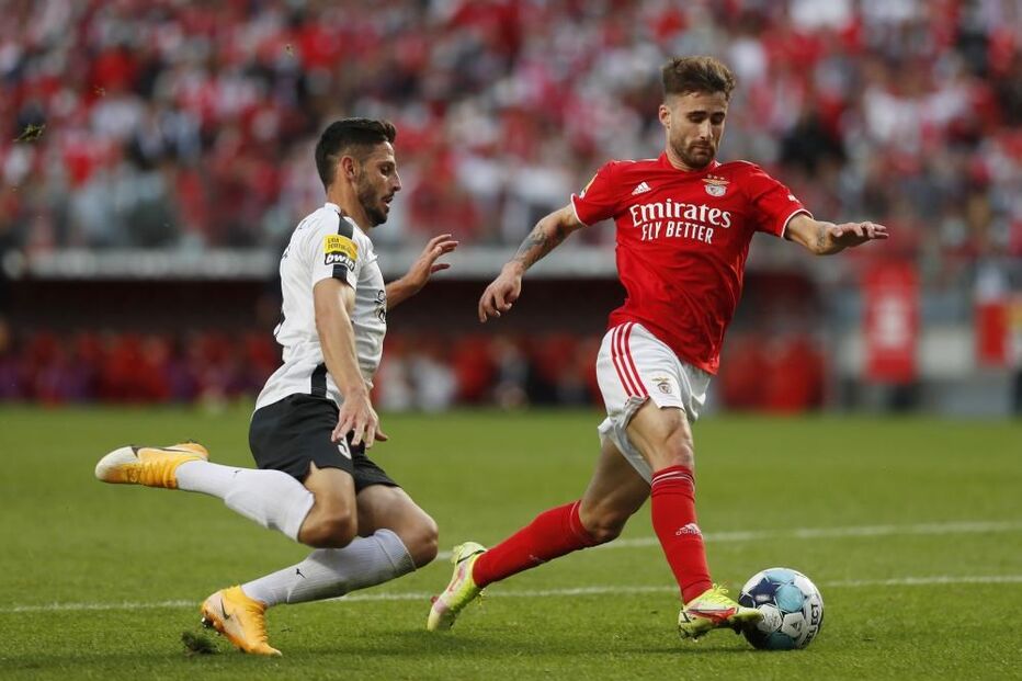 Lucas Possignolo (E), do Portimonense em frente a Rafa (D), do Benfica