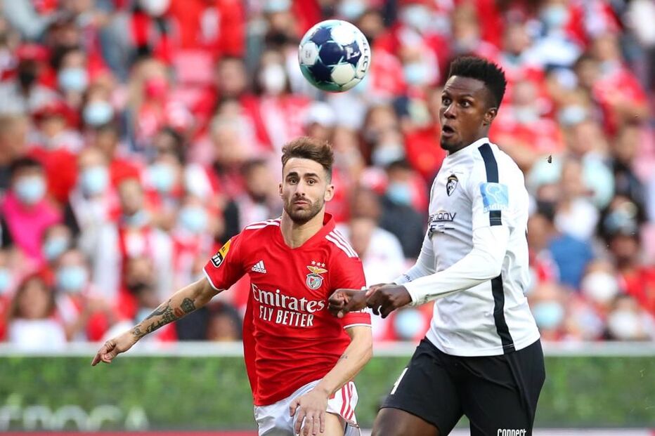 Rafa (E), do Benfica, em ação frente a Pedrão (R), do Portimonense