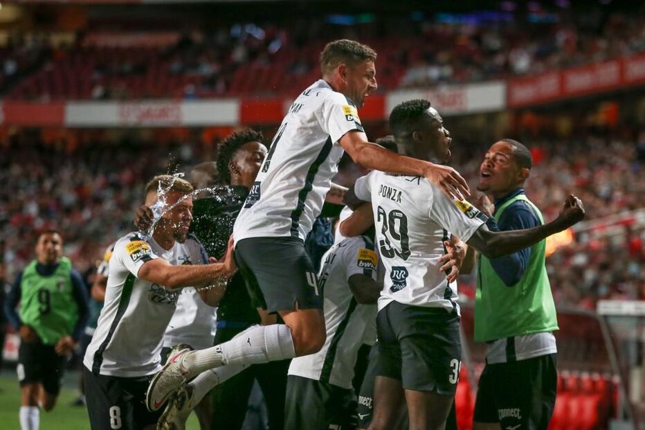 Jogadores do Portimonense celebram após marcar um golo no jogo frente ao Benfica