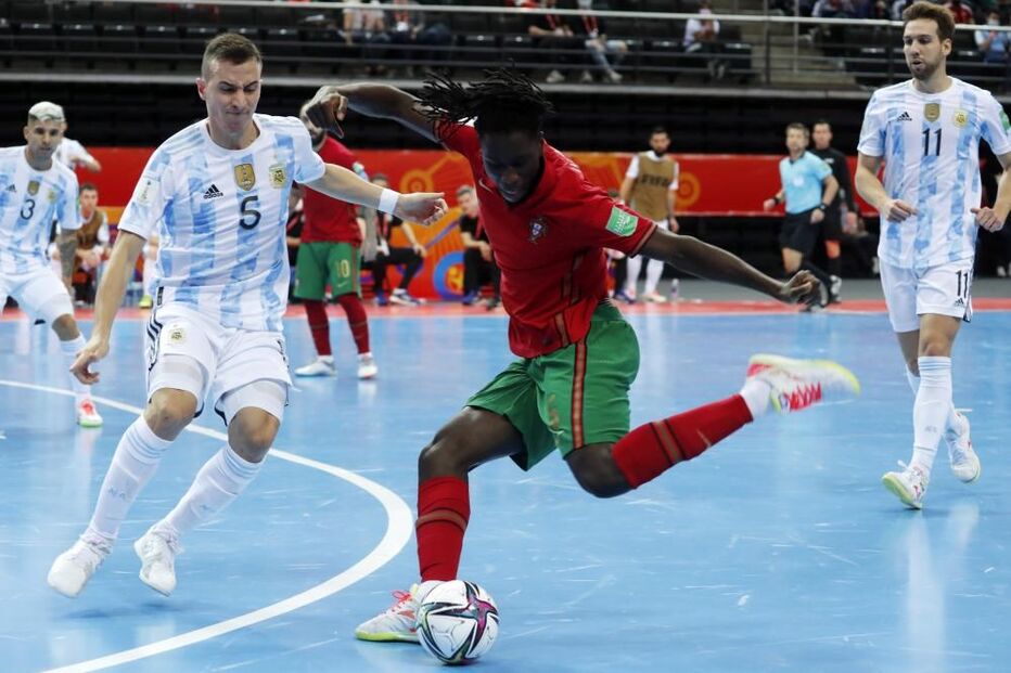Zicky, da seleção portuguesa, em ação durante a final do Mundial de Futsal contra a Argentina 