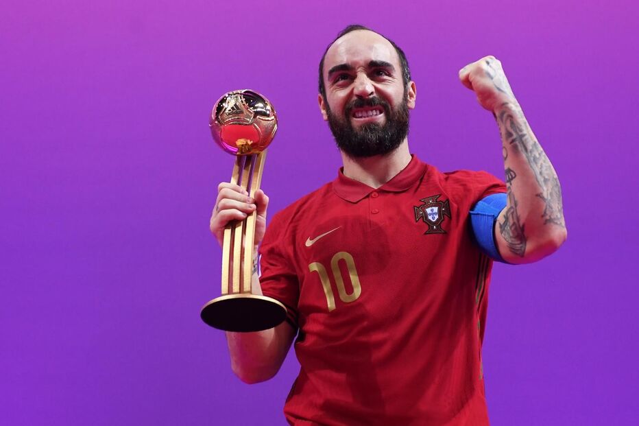 Ricardinho, da equipa portuguesa, com o troféu após a vitória de Portugal do Mundial de Futsal 2021 