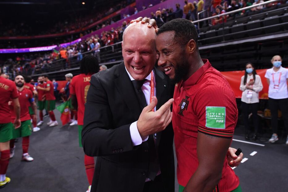 Jorge Braz, treinador da equipa portuguesa, celebra após a vitória Portugal frente à Argentina na final do Mundial de futsal