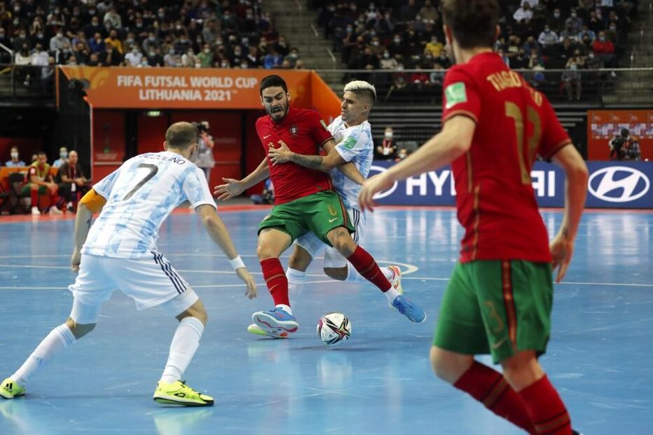 Angel Claudino (C-D), da Argentina, e Santiago Basile (C-E), de Portugal, em ação na final do Mundial de futsal