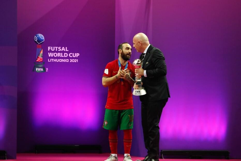 Ricardinho (E) com Gianni Infantino (D), presidente da FIFA após Portugal vencer a Copa do Mundo de Futsall frente à Argentina